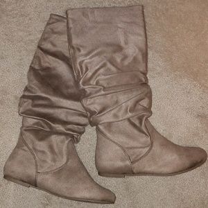 Size 8.5 women's suede boots